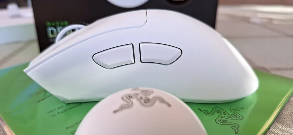 Razer DeathAdder V4 Pro botones laterales y receptor inalámbrico.