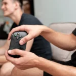 Plano de joven con un controller negro accesorios de Xbox Series