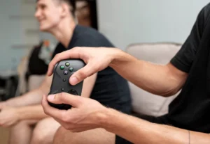 Plano de joven con un controller negro accesorios de Xbox Series