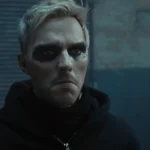 Nicholas Hoult y Zoë Kravitz en How to Rob a Bank