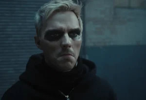 Nicholas Hoult y Zoë Kravitz en How to Rob a Bank