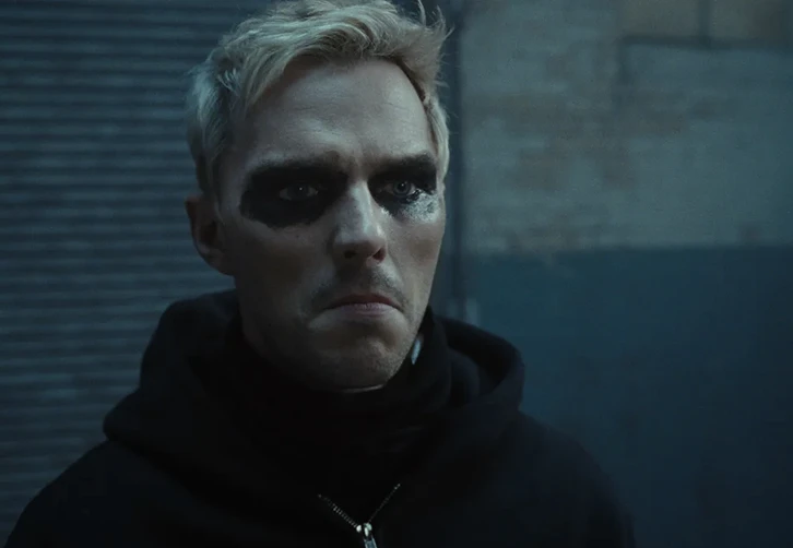 Nicholas Hoult y Zoë Kravitz en How to Rob a Bank