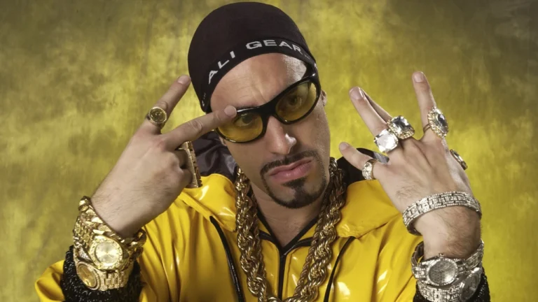 Todo sobre Ali G: Kién es yo?: el regreso de Sacha Baron Cohen a Prime Video con sus personajes clásicos, cámara oculta, comedia política y veredicto.